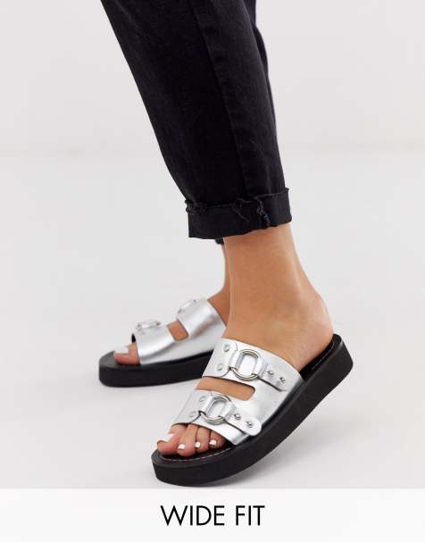ASOS DESIGN – Fiction – Flache, silberfarbene Ledersandalen mit Metallverzierungen in weiter Passform