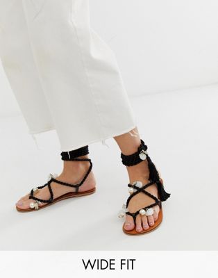 ASOS DESIGN – Fields – dekorerade platta sandaler med wide fit-Svart