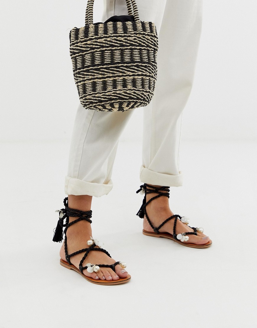 ASOS DESIGN - Fields - Plaate sandalen versierd met strikbanden-Zwart
