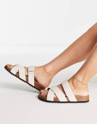 ASOS DESIGN - Fiery - Flache Sandalen in gebrochenem Weiß mit gekreuzten Riemen-Neutral