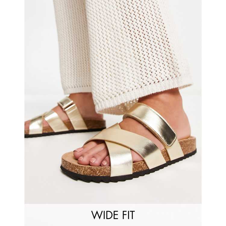 ASOS DESIGN Fiery Sandali bassi pianta larga color oro con