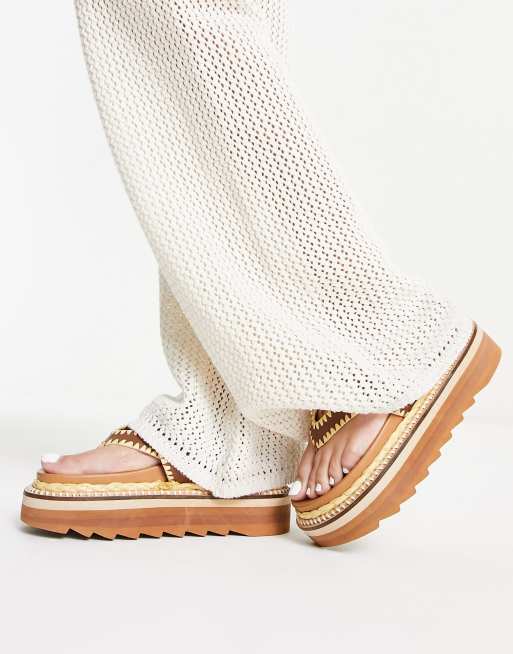 ASOS DESIGN Fiesta Sandali bassi infradito in pelle marrone con suola platform ASOS