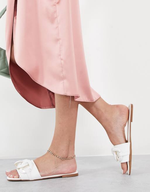 ASOS DESIGN Fife Mules plates avec cha ne Blanc ASOS