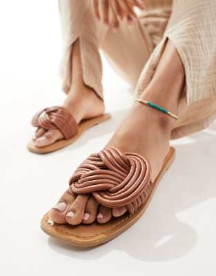 ASOS DESIGN - Fifi - Flache, gewebte Mules in Hellbraun-Brown