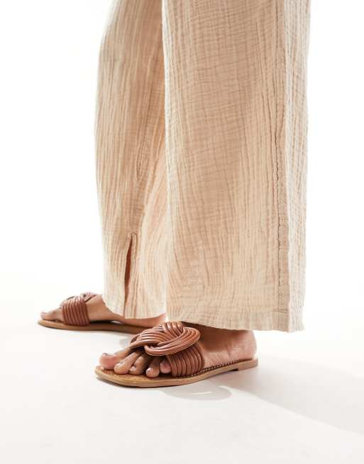 ASOS DESIGN – Fifi – Flache, gewebte Mules in Hellbraun, 2 von 4