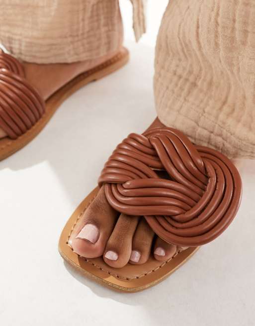 ASOS DESIGN – Fifi – Flache, gewebte Mules in Hellbraun, 3 von 4