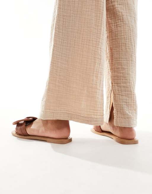 ASOS DESIGN – Fifi – Flache, gewebte Mules in Hellbraun, 4 von 4