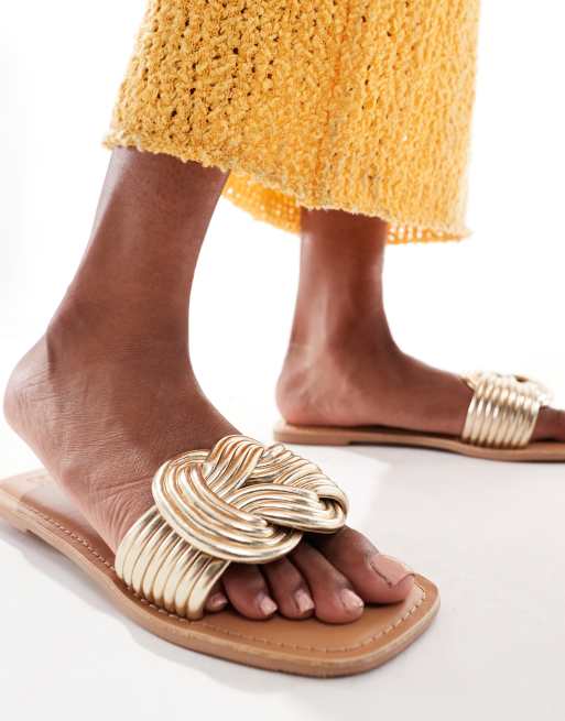 ASOS DESIGN – Fifi – Guldfärgade, vävda, platta sandaler med öppen häl, 4 av 4