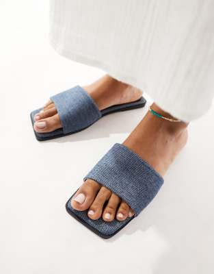 ASOS DESIGN - Fig - Flache Sandalen in Jeans-Blau mit eckiger Zehenpartie