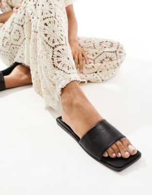 ASOS DESIGN - Fig - Flache Sandalen in Schwarz mit eckiger Zehenpartie