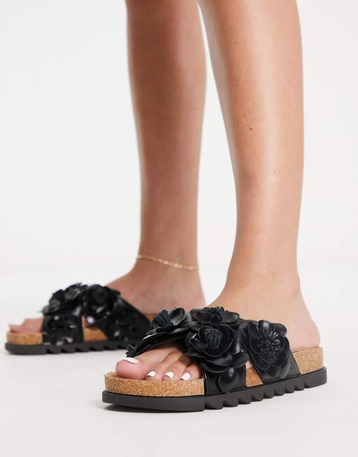 ASOS DESIGN – Figgy – Płaskie czarne sandały ze skrzyżowanymi paskami z motywem kwiatów