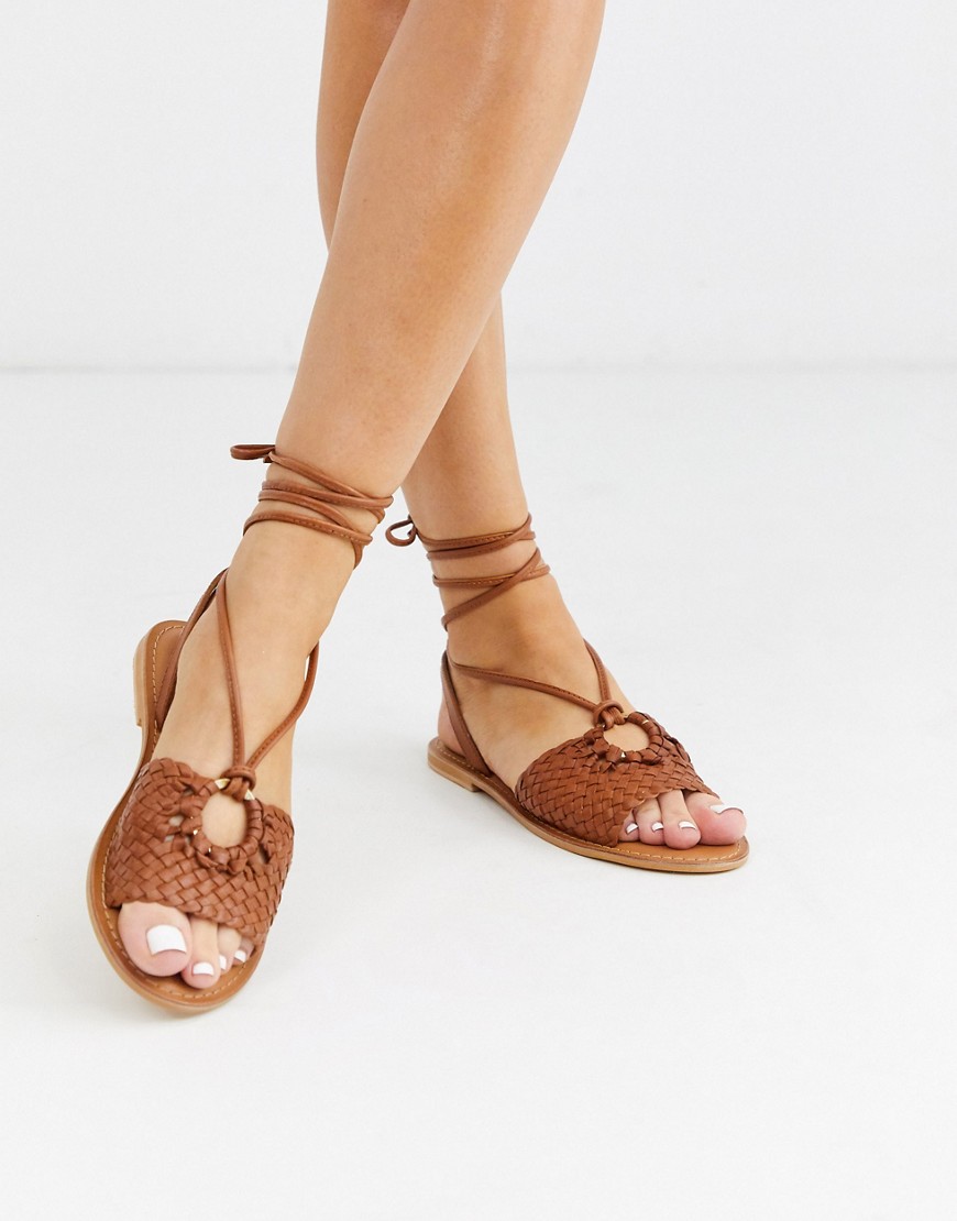 ASOS DESIGN - Figtree - Gyldenbrune sandaler i læder med bindebånd om benet-Tan