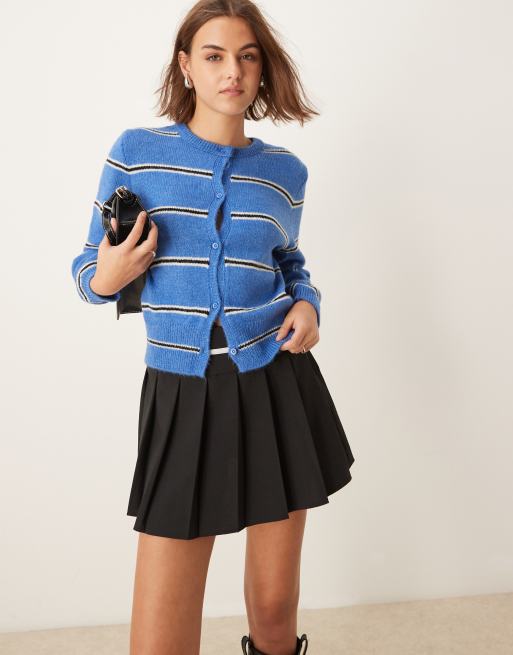 ASOS DESIGn – Figurbetonte, flauschige Strickjacke in Blau gestreift