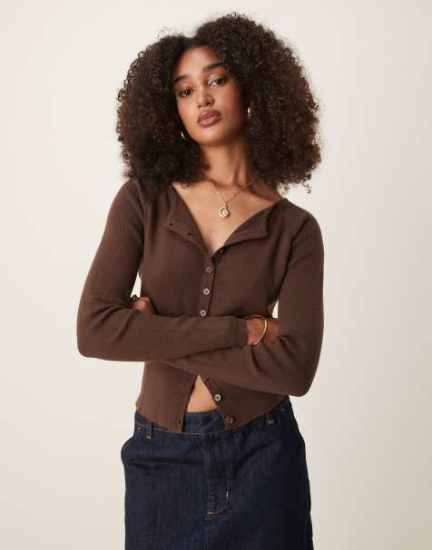 ASOS DESIGN – Figurbetonte, gerippte Strickjacke in Schokobraun - view 1