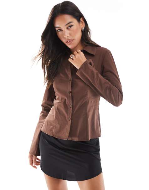 ASOS DESIGN – Figurbetonte Hemdbluse aus Popeline in Schokobraun - view 1