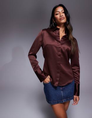 ASOS DESIGN - Figurbetonte Hemdbluse aus Satin in Schokobraun mit schmalem Schnitt-Brown