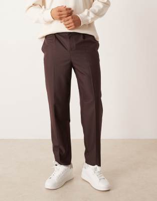 Figurbetonte Hose in dunklem Burgunderrot mit schmal zulaufendem Bein und Mikrostruktur Rot 48 Short