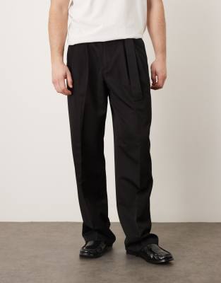 Figurbetonte Hose in Schwarz mit weitem Schnitt, doppelten Bundfalten und Gürteldetail Schwarz 46 Short