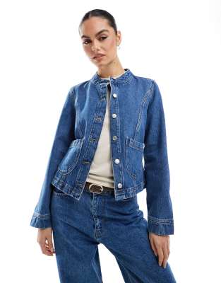 ASOS DESIGN - Figurbetonte Jeansjacke im Stil der 90er in Mittelblau