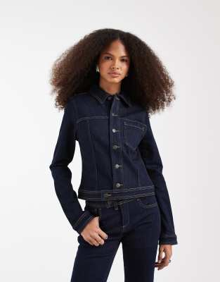 Figurbetonte Jeansjacke in tintenblauer Waschung, Kombiteil Blau 36