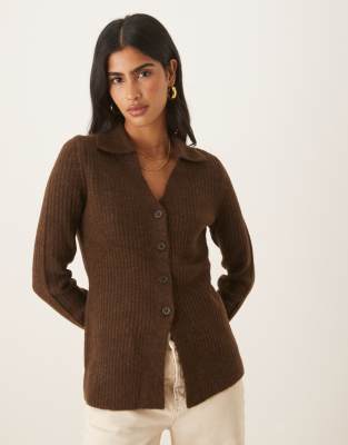 ASOS DESIGN - Figurbetonte Longline-Hemdbluse aus Strick in Schokobraun-Brown