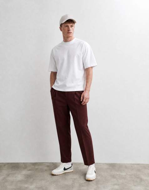 ASOS DESIGN – Figurbetonte, schmal zulaufende Hose in Burgunderrot mit lockerer Passform und Bundfalten - view 1