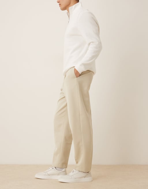 ASOS DESIGN – Figurbetonte, schmal zulaufende Hose in Ecru mit lockerer Passform und Bundfalten, 3 von 5
