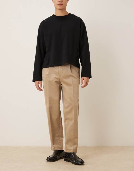 ASOS DESIGN – Figurbetonte, schmal zulaufende Oversize-Hose in dunklem Steinbeige mit Bundfalten, 2 von 5