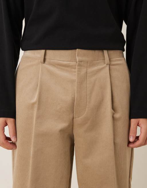 ASOS DESIGN – Figurbetonte, schmal zulaufende Oversize-Hose in dunklem Steinbeige mit Bundfalten, 4 von 5
