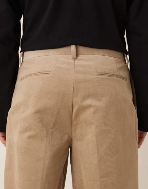 ASOS DESIGN – Figurbetonte, schmal zulaufende Oversize-Hose in dunklem Steinbeige mit Bundfalten, 5 von 5