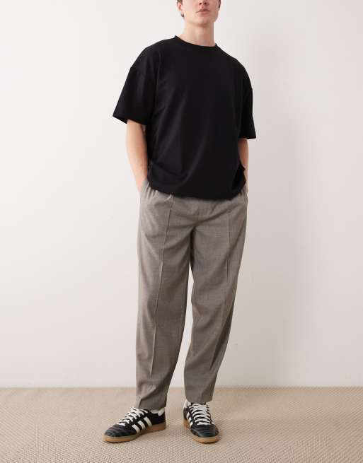 ASOS DESIGN – Figurbetonte, schmal zulaufende Oversize-Hose in Grau meliert mit Bundfalten, 2 von 5