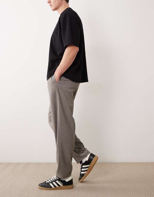 ASOS DESIGN – Figurbetonte, schmal zulaufende Oversize-Hose in Grau meliert mit Bundfalten, 3 von 5