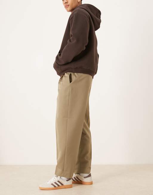 ASOS DESIGN – Figurbetonte, schmal zulaufende Oversize-Hose in Khaki mit Bügelfalten und sichtbarem Knopf, 3 von 5