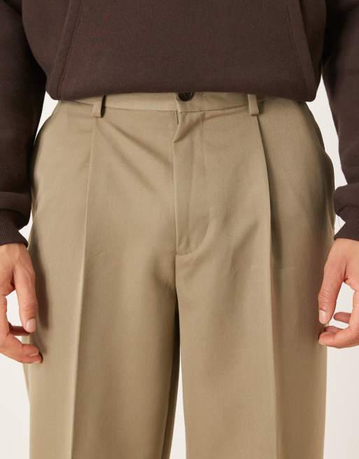 ASOS DESIGN – Figurbetonte, schmal zulaufende Oversize-Hose in Khaki mit Bügelfalten und sichtbarem Knopf, 4 von 5