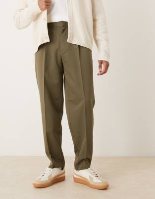 Figurbetonte, schmal zulaufende Oversize-Hose in Khaki mit Bundfalten-Grün Grün 56 Regular