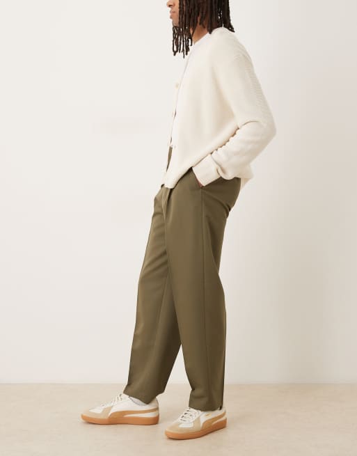 ASOS DESIGN – Figurbetonte, schmal zulaufende Oversize-Hose in Khaki mit Bundfalten, 3 von 5