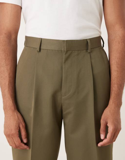 ASOS DESIGN – Figurbetonte, schmal zulaufende Oversize-Hose in Khaki mit Bundfalten, 4 von 5