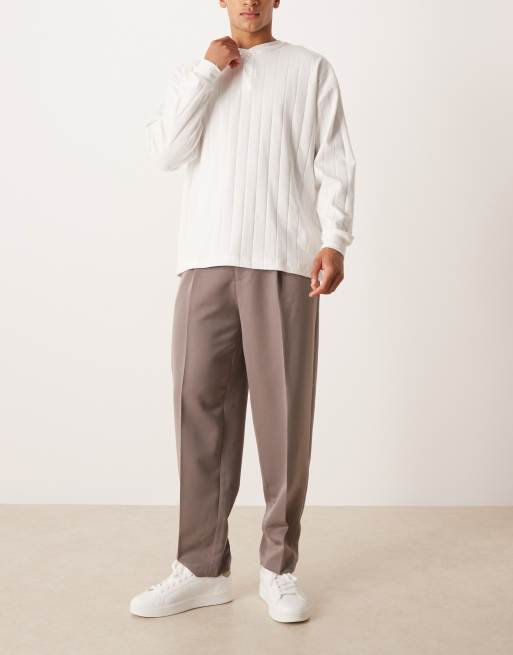 ASOS DESIGN – Figurbetonte, schmal zulaufende Oversize-Hose in Nerzbraun mit elastischem Bund und Bundfalten, 2 von 5