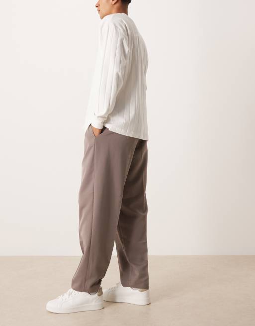 ASOS DESIGN – Figurbetonte, schmal zulaufende Oversize-Hose in Nerzbraun mit elastischem Bund und Bundfalten, 3 von 5