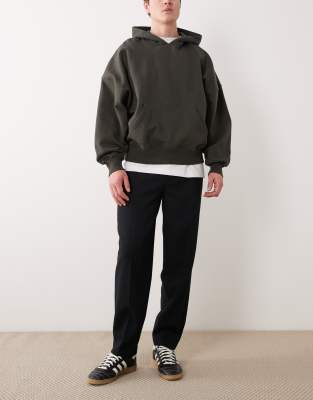 Figurbetonte, schmal zulaufende Oversize-Hose in Schwarz mit Mikrostruktur und seitlich verstellbarem Bund Schwarz 48 Regular