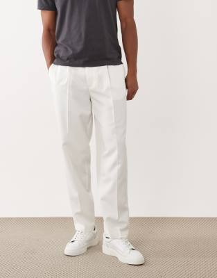 Figurbetonte, schmal zulaufende Oversize-Hose in Weiß mit Bundfalten Weiß 54 Regular