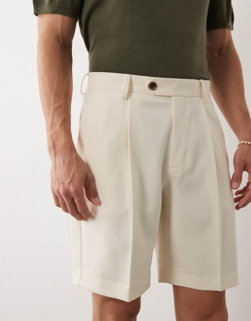 ASOS DESIGN – Figurbetonte Shorts in Ecru mit Bundfalten und regulärem Schnitt, 4 von 9