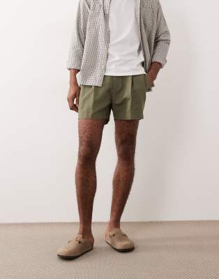 Figurbetonte Shorts in Olivgrün mit hohem Leinenanteil und weitem Schnitt Grün 50