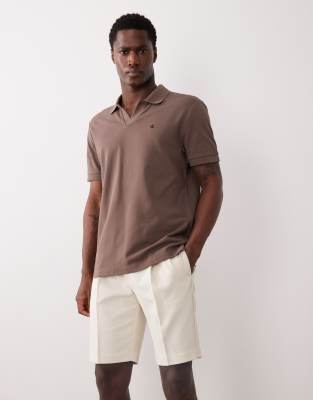 Figurbetonte Slim-Fit-Shorts in Ecru mit Bundfalten und Mikrostruktur-Weiß Weiß 48