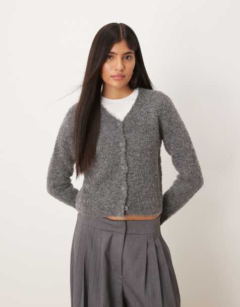ASOS DESIGN – Figurbetonte Strickjacke aus Bouclé in Anthrazit mit V-Ausschnitt - view 1