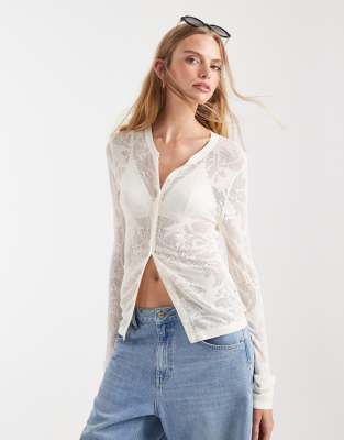 ASOS DESIGN - Figurbetonte Strickjacke aus transparenter Spitze in Weiß