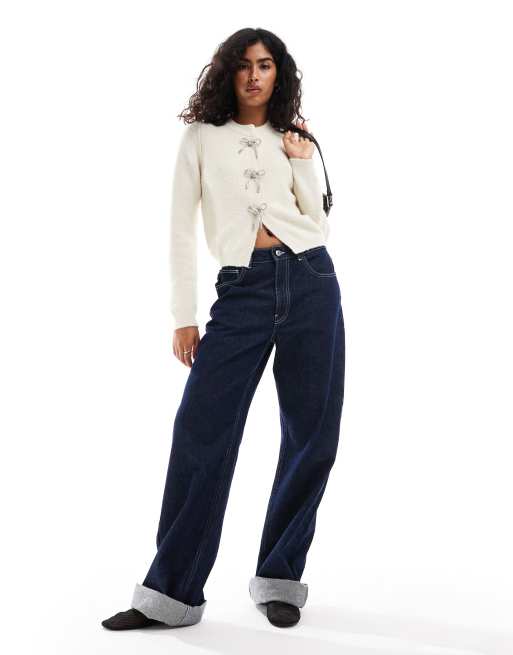 ASOS DESIGN – Figurbetonte Strickjacke in Creme mit Rundhalsausschnitt und strassbesetzten Schleifenknöpfen, 2 von 4