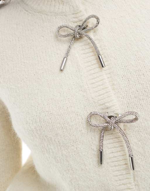 ASOS DESIGN – Figurbetonte Strickjacke in Creme mit Rundhalsausschnitt und strassbesetzten Schleifenknöpfen, 4 von 4