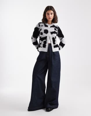 ASOS DESIGN - Figurbetonte Strickjacke in Schwarzweiß mit Tierfellmuster-Bunt