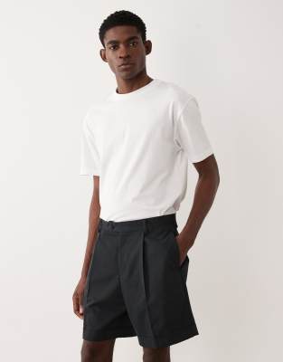 Figurbetonte Twill-Shorts in Schwarz mit weitem Bein und Umschlag Schwarz 52